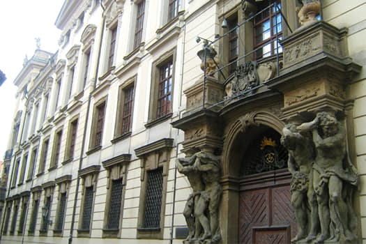 Современное искусство во дворце Чехии в стиле барокко в пражском дворце Клам-Галлас